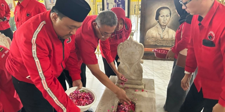 Dukung Surat Megawati, PDIP Jateng Ziarah ke Makam RA Kartini
