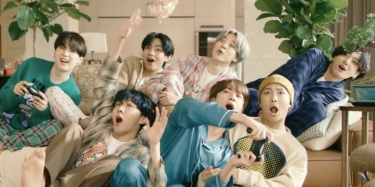 Kostum Grup BTS Hingga LE SSERAFIM Dipamerkan di Museum Grammy