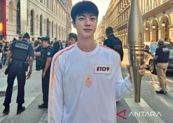 Jin BTS Bawa Obor Olimpiade