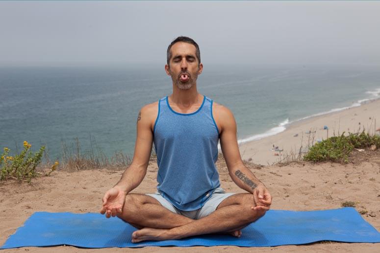 gerakan yoga Sheetali Pranayama