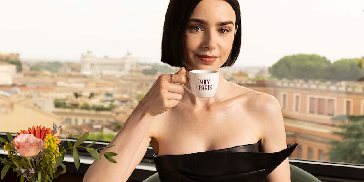 Keseruan Serial “Emily in Paris” Kembali Berlanjut pada Musim Kelima