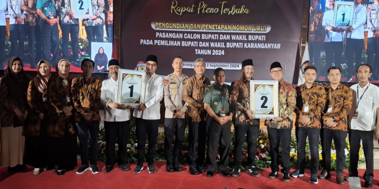 Dua paslon peserta Pilkada Karanganyar menunjukkan nomor urut selepas pengundian dan penetapan KPU di Pendapa Rumdin Bupati Karanganyar, Senin (23/9/2024) malam.