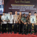 Dua paslon peserta Pilkada Karanganyar menunjukkan nomor urut selepas pengundian dan penetapan KPU di Pendapa Rumdin Bupati Karanganyar, Senin (23/9/2024) malam.