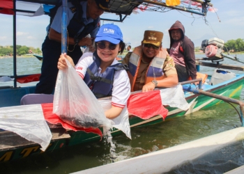 Jaga Ekosistem Waduk, PT JSN Tabur 150 Ribu Benih Ikan di Waduk Cengklik
