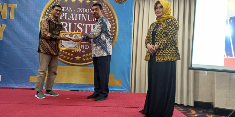 SD Muhammadiyah PK Solo Raih Platinum Trusted Excellent Award 2024