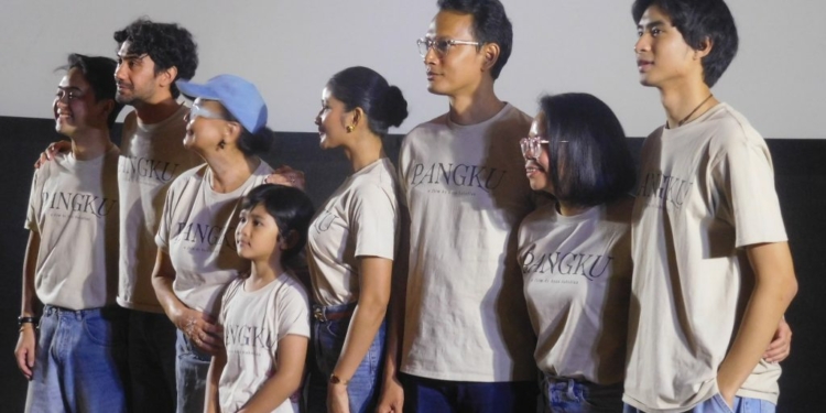 Reza Rahardian akan Menyutradarai Film Panjang Pertamanya yang Berjudul “Pangku” yang Ia Persembahkan untuk Sang Ibu
