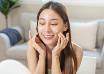 Apakah Aman Menggunakan Sunscreen di Kulit Berjerawat? Simak Penjelasan Berikut!
