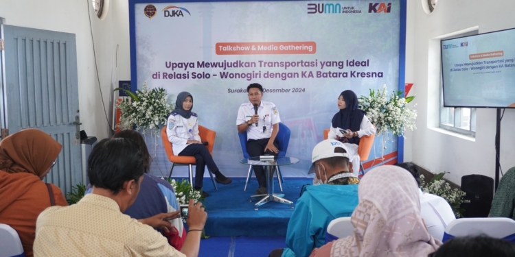 talkshow dan media gathering bertema “Upaya Mewujudkan Transportasi yang Ideal di Relasi Solo – Wonogiri dengan KA Batara Kresna” di Stasiun Solo Kota, Kamis (5/12/2024).