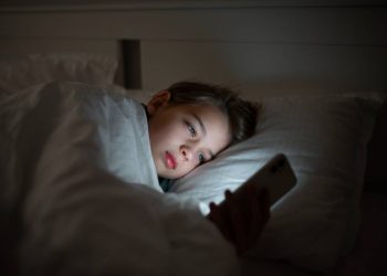 Segera Hindari! Ini Bahaya Kurang Tidur Akibat “Scrolling” HP