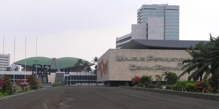 tunjangan pensiun dpr digugat